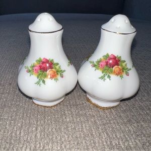 Royal Albert - Old Country Roses, short salt & pepper shakers England gold guild